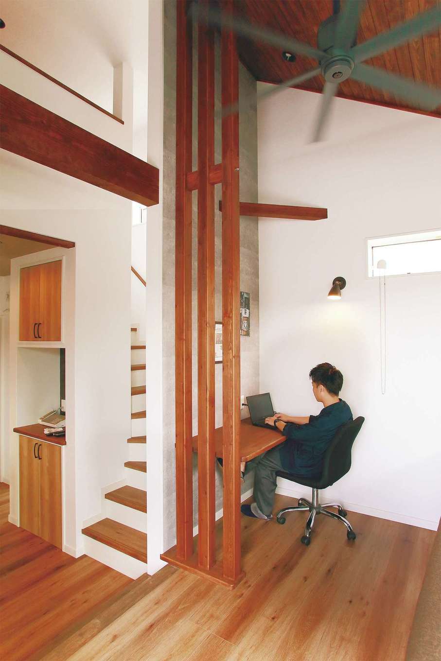 三和建設【趣味、間取り、インテリア】リビングの一画にはご主人の書斎が。自宅で仕事をすることもあるので、家族の近くにいられる場所にスペースをつくった