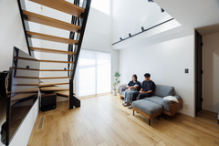 明るい光が差し込むLDK。広がりのある空間に、ナチュラルな木のフローリングが居心地の良さを提供している。
