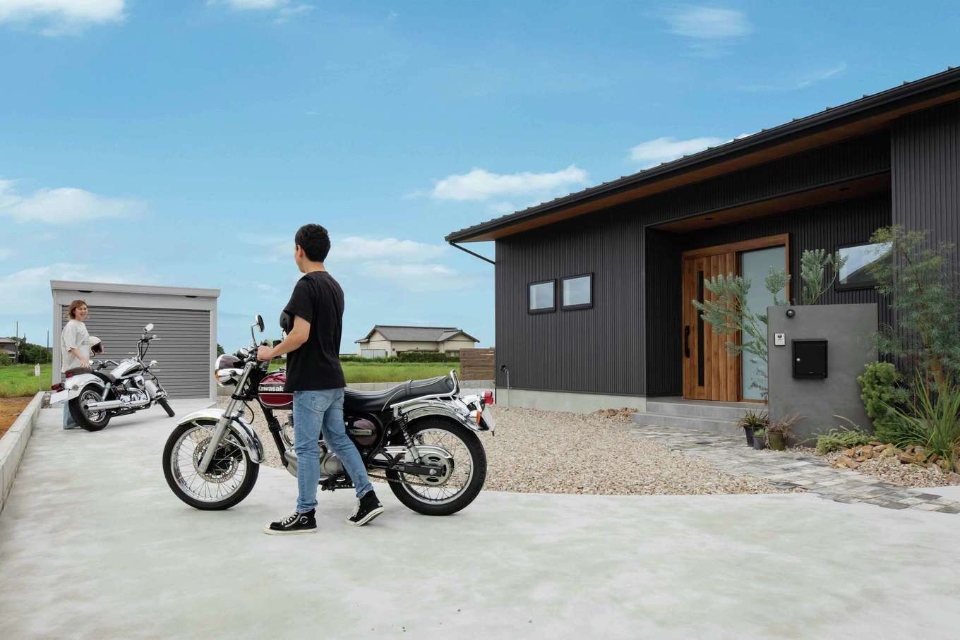 幹工務店【趣味、平屋、ガレージ】敷地内にバイクガレージを用意し、夫妻のバイク2台を格納。玄関先でバイクの手入れをすることも