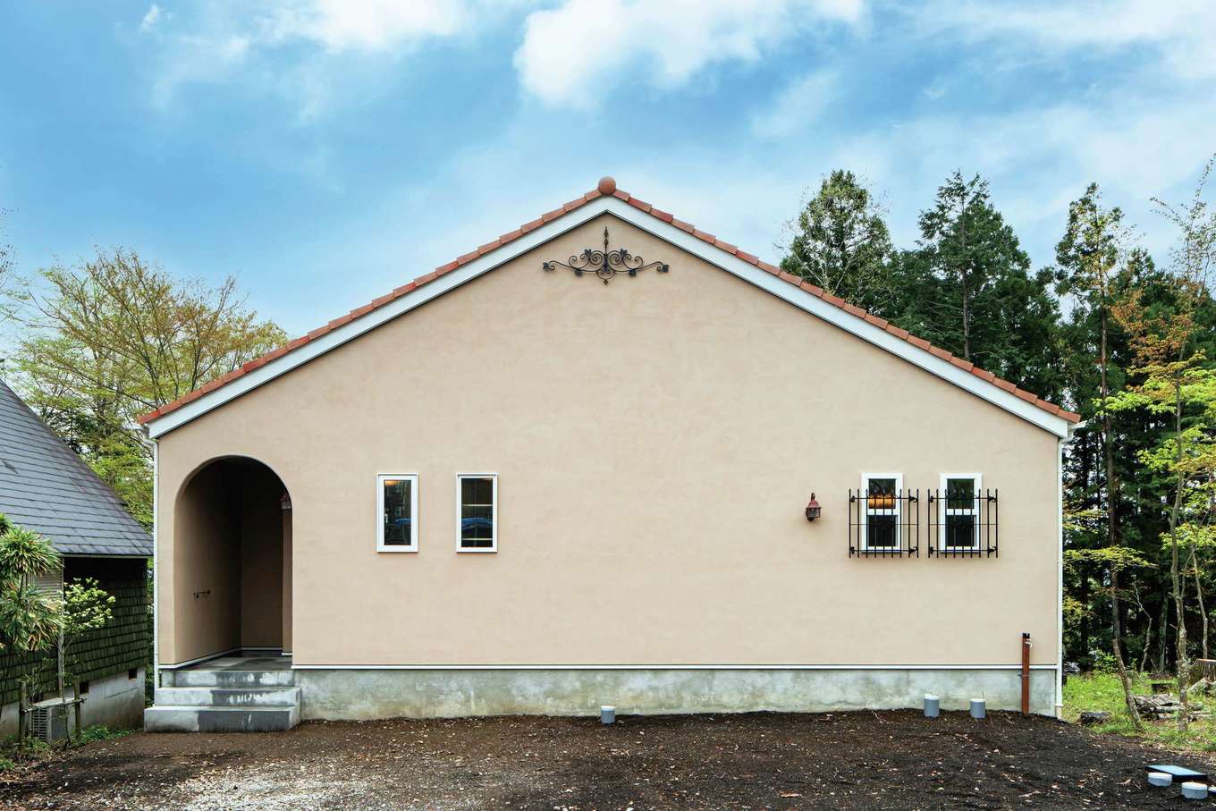 Dairyu Home（シンプルノート御殿場・小山・裾野）【輸入住宅、自然素材、夫婦で暮らす】洋瓦とモルタル仕上げの外壁が温かな風合いを醸す南欧風の外観。自然豊かな周囲の環境にもマッチしている