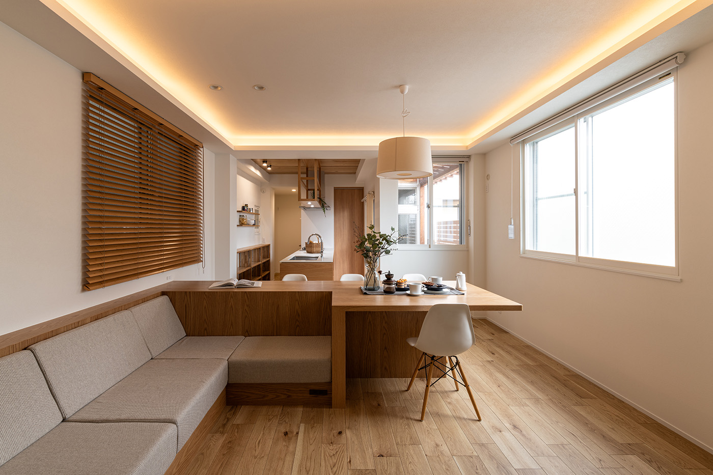 la CASA（ラ・カーサ）｜リビングに座り方、くつろぎ方に合わせた造り付けのL字型ソファを設置。ゆったりとした時間を過ごしながら家族の姿を見守ることができる