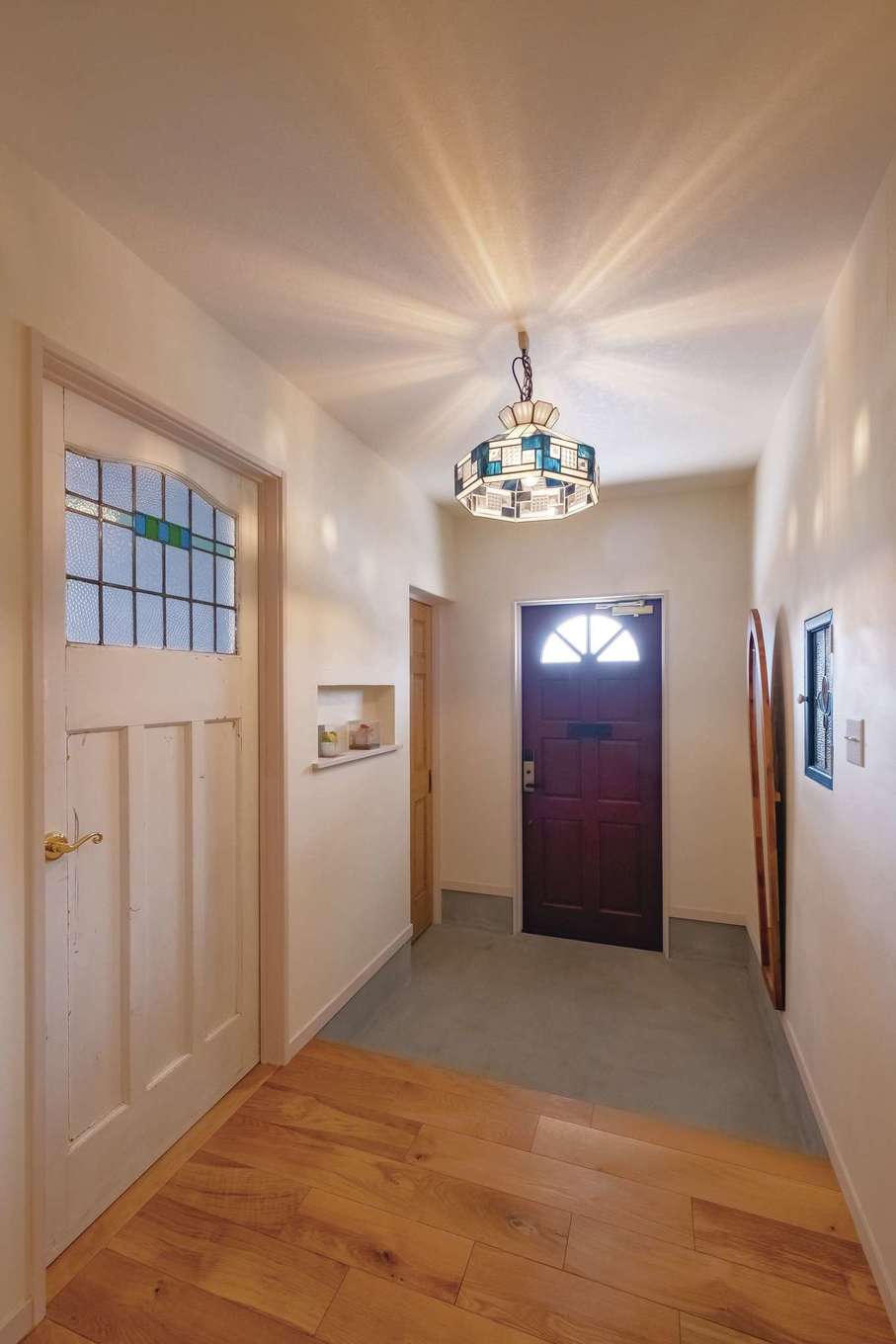 富士ホームズデザイン【デザイン住宅、子育て、インテリア】玄関ドアもアンティーク。照明や鍵置き場のステンドグラスは同社直営のインテリアショップ『ラ シュエット フジ』で気に入った一点もの