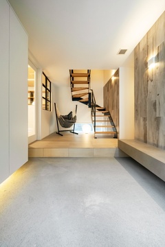 タイル張りの玄関ホールに鉄骨階段、光を届ける地窓。他にもベンチを設けたり、ゆとりのある設計にしたりと、将来の暮らしを見据えて創り上げられた玄関となっている。