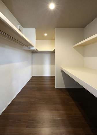 広々とした寝室のウォークインクローゼット