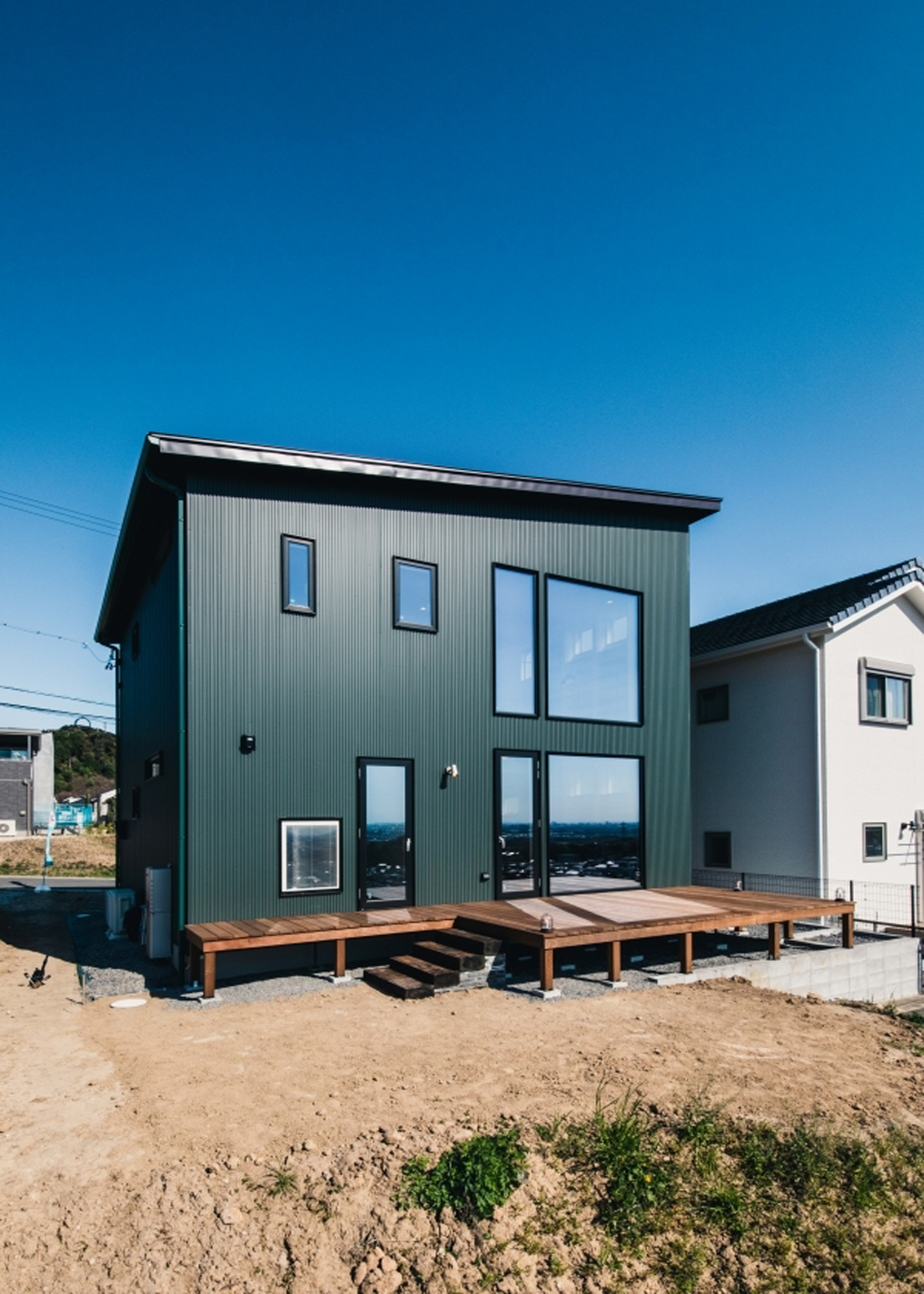 小幡建設【デザイン住宅、収納力、趣味】濃いグリーンのガルバリウムのシンプルな外観