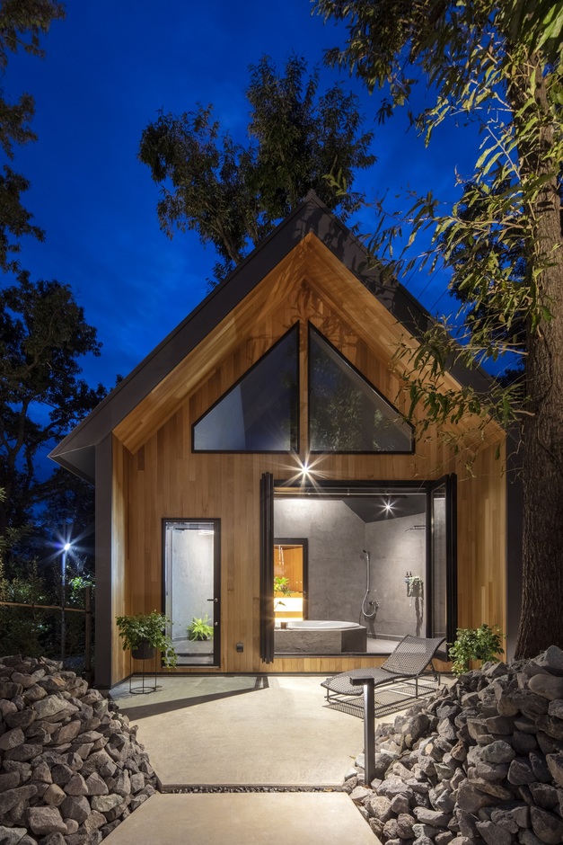 森の中に建つ、木材をふんだんに使った温かみのある外観。大きな窓が開放的で、自然光が取り込める設計。夜はライトアップで幻想的な雰囲気を醸し出す。