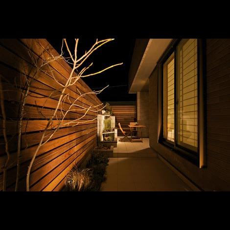 板張りの塀で、圧迫感のない案して過ごせるスペースとなった