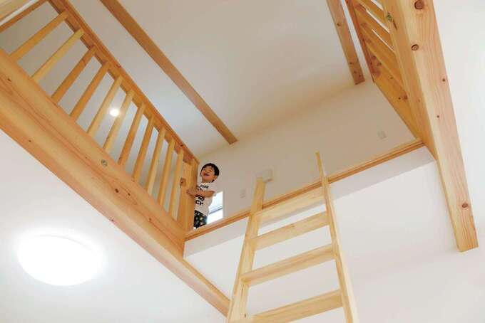 長男専用のアスレチックのような子ども部屋のロフト。外断熱で熱がこもらないから快適