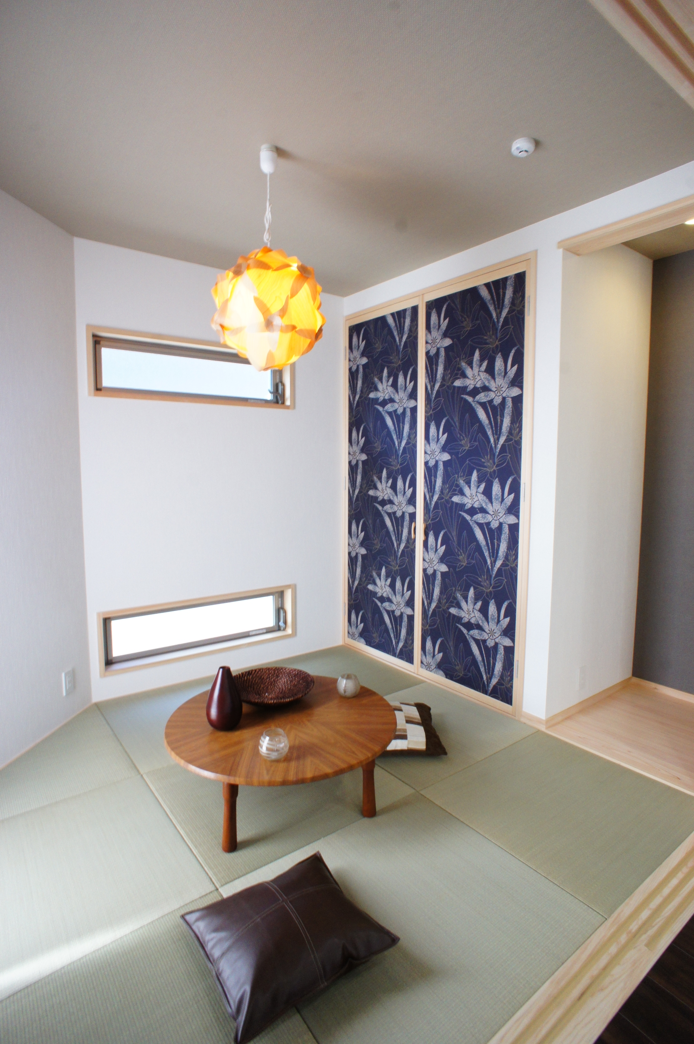 小野田産業～designers house project～｜照明が温かみを添える和室。伝統的な畳とモダンなデザインが調和した落ち着きのある空間。