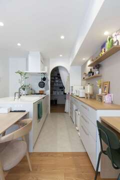 キッチン奥のアーチの垂れ壁は大空間のパントリー。日用品も収納しているので、買い物前のストック確認はここ1か所でOK。買い忘れや無駄買い防止に効果あり