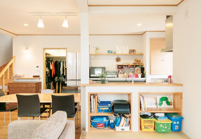 左の扉が、キッチン裏まで続く広いウォークインクローゼット。畳コーナーには子ども用の収納棚も設置して、自分たちで片づけられるようにしてある