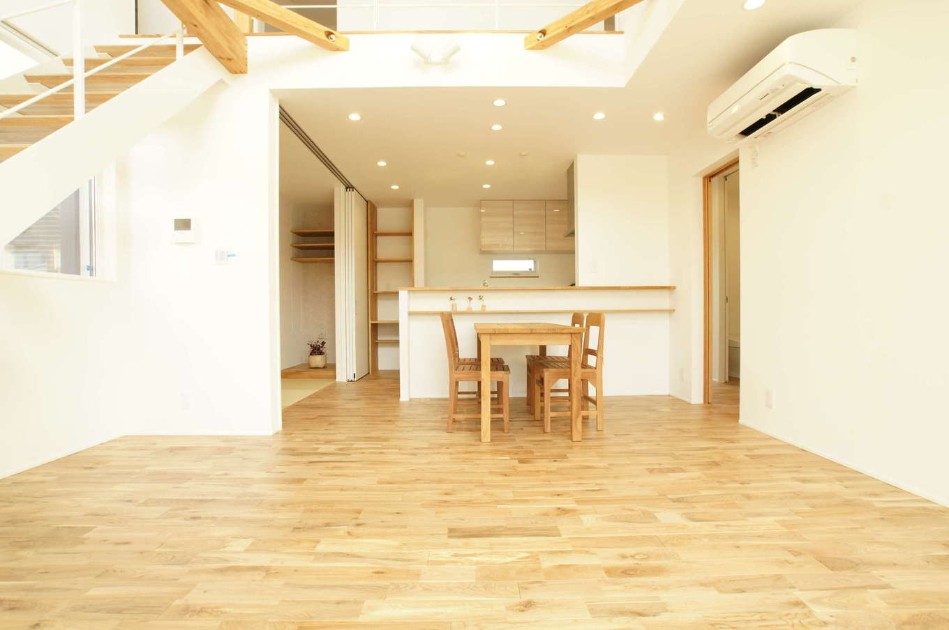 RIKYU 一級建築士事務所【デザイン住宅、間取り、建築家】ダイナミックな吹抜けの大空間リビング。高い窓から燦々と光が降り注ぎ、朝からテンションが上がる。無垢の床はスリッパを履くのが惜しいほど気持ち良くて、時とともに飴色に変化していく