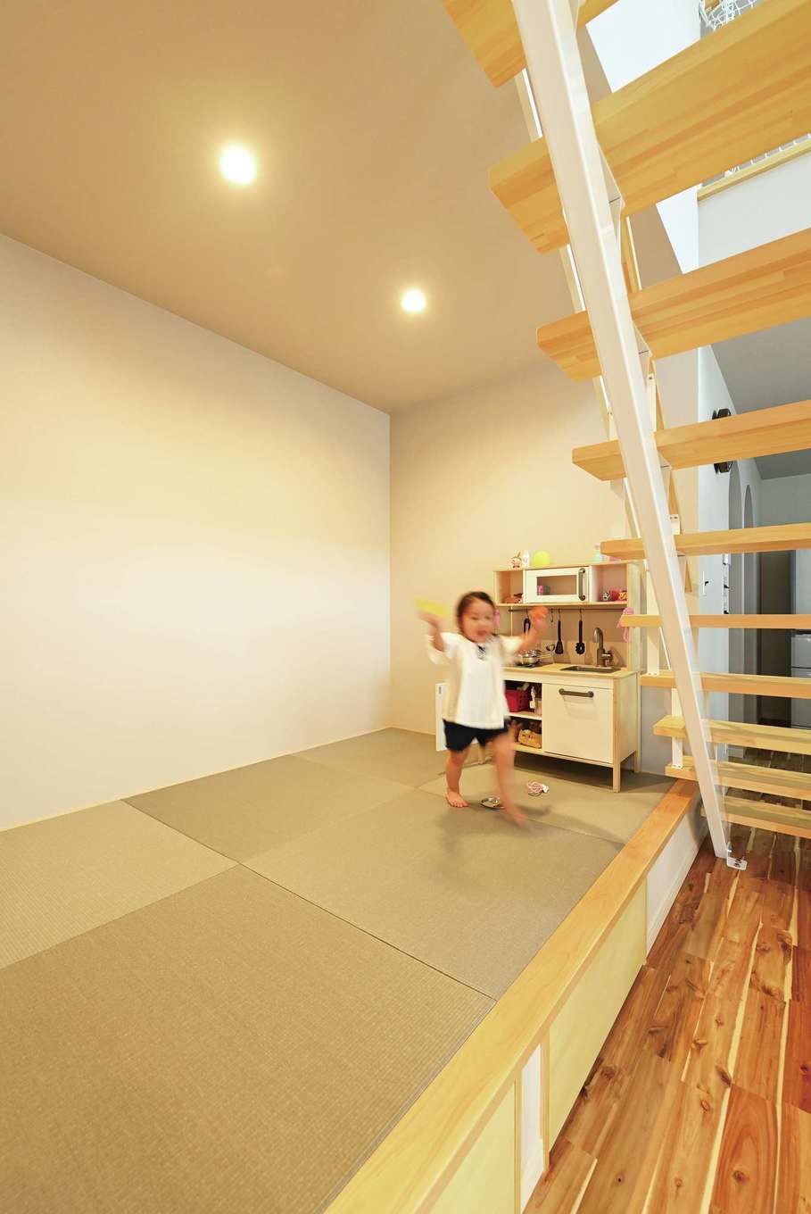 Yamaguchi Design 【デザイン住宅、子育て、自然素材】畳コーナー下には引き出し収納があり、おもちゃなどをスッキリ収納できている