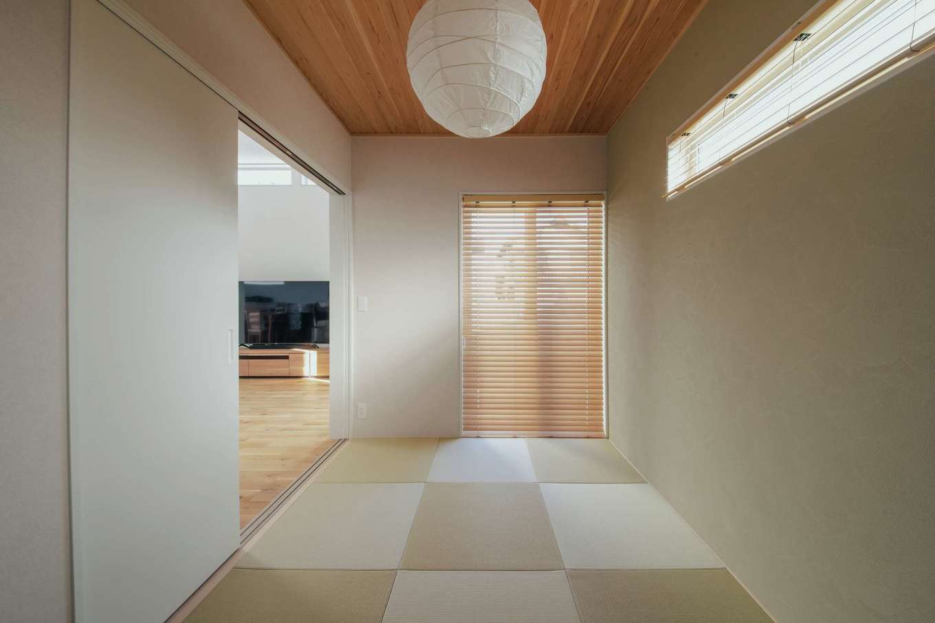 内田建設【デザイン住宅、建築家、平屋】リビングとフラットにつながる和室。両親が泊まりに来たときの寝室として使ったり、子どもが昼寝したいときに使ったり、さまざまな用途で使える。天井は無垢の杉板