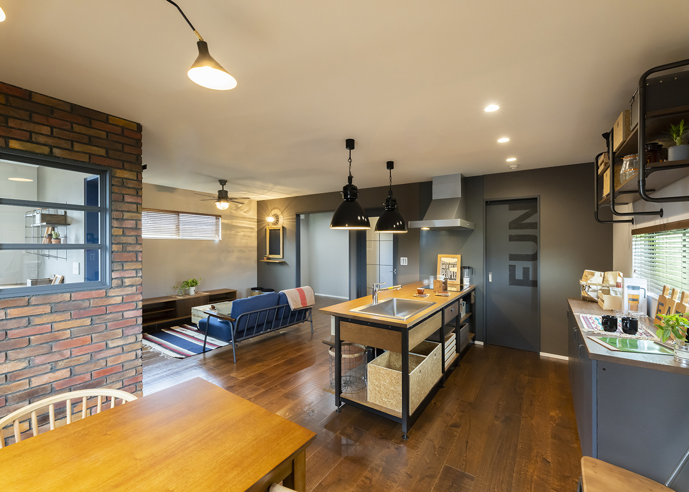 大和建設／BinO西尾南【デザイン住宅、インテリア】キッチンのワークスペースも広々と確保