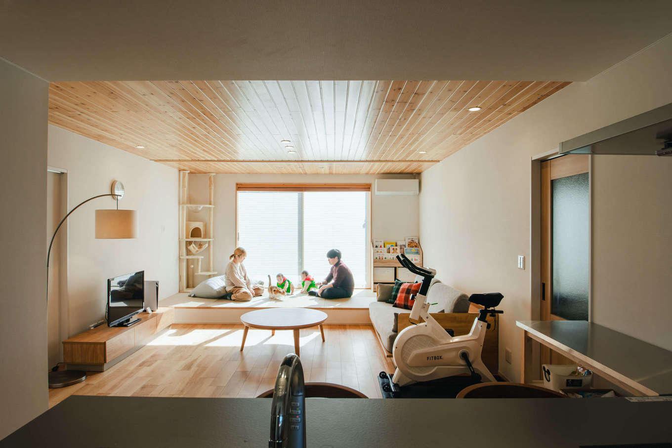 ナイスホーム【子育て、和風、間取り】キッチンからの眺め。床と天井に合わせ、建具や掃き出し窓のサッシまで木目で統一している