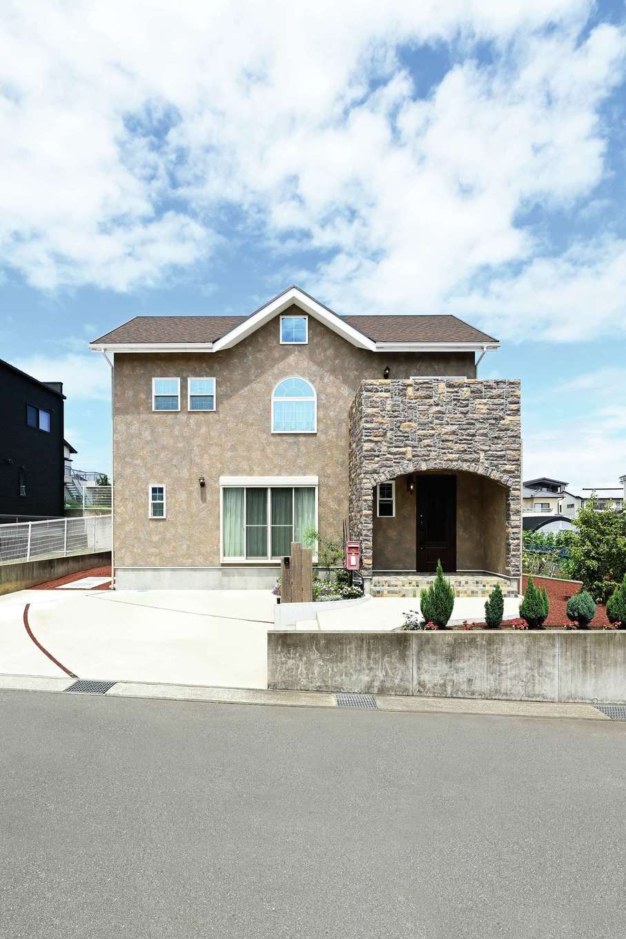 富士ホームズデザイン【デザイン住宅、輸入住宅、ペット】石張りの玄関を含め、外観は奥さまが描いたスケッチが出発点。塗り壁の仕上げは、村松社長と上総さんが手掛けたオリジナル