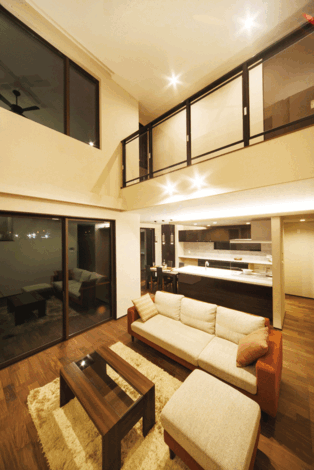 縦へ横へとつながる空間が、身も心もリラックスさせてくれる。得意とする間接照明が落ち着きを演出。昼にはたっぷりの光で包まれる。