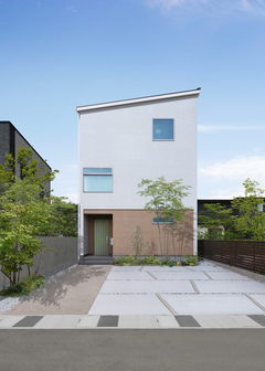 自然と調和する三階建て、家族の時間を豊かに