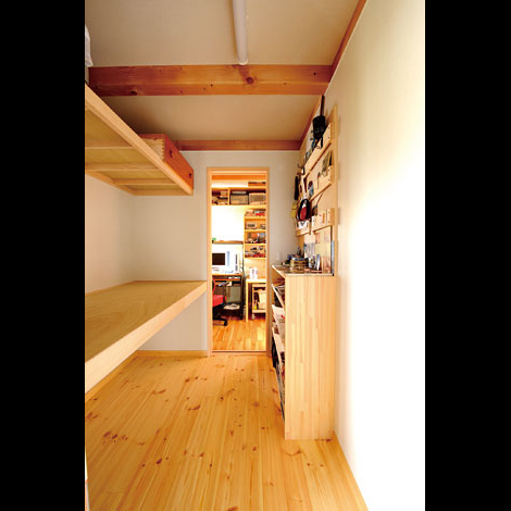 寝室、クローゼットから続くご主人の書斎。ディスプレイ用の棚は造作家具