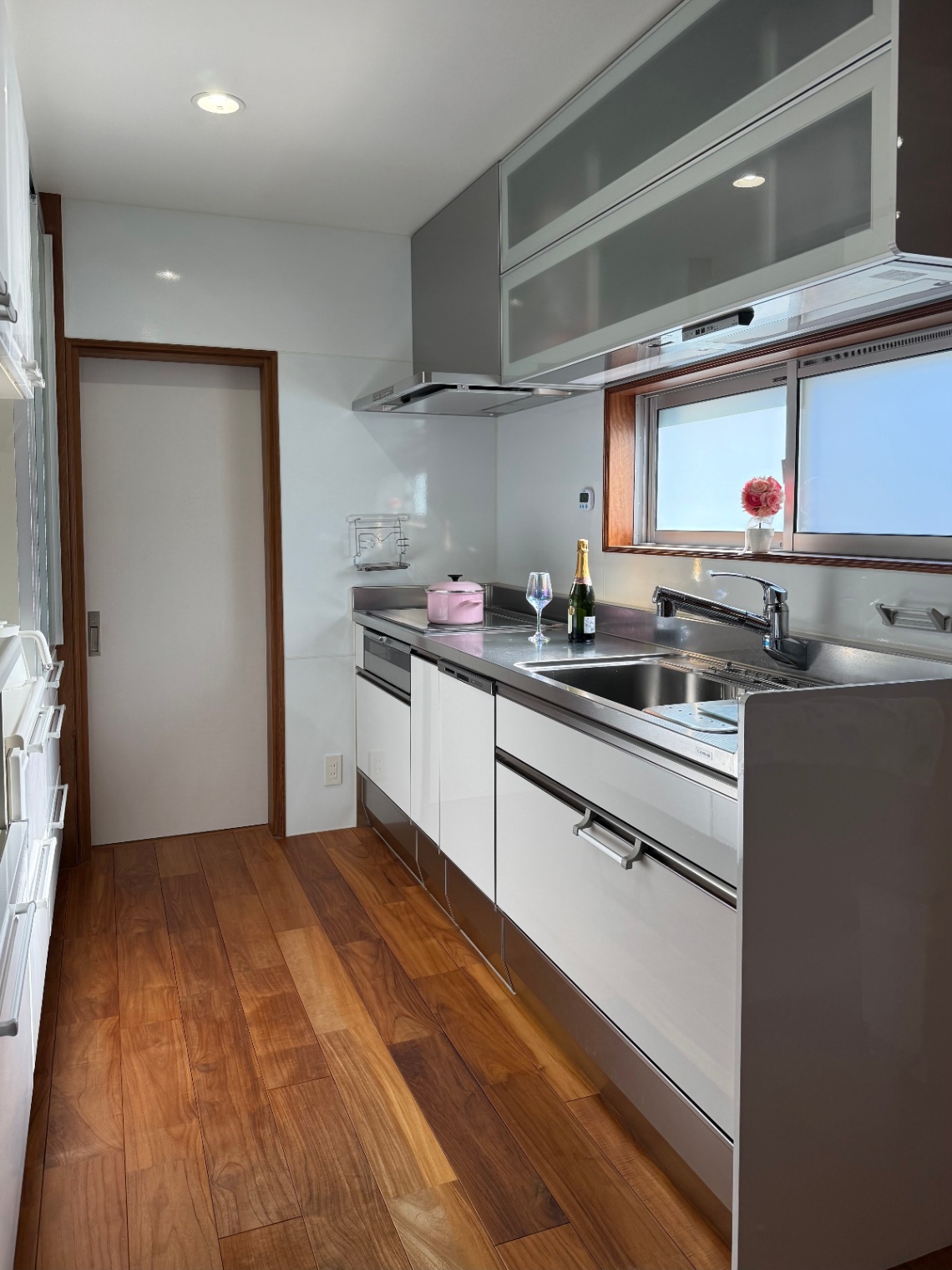 櫻 工務店【和風、自然素材、高級住宅】作業スペースが広く、機能的で使いやすいクリナップのキッチン。キッチンのメーカーは自由に選べるから実際にショールームで見て、自分好みのキッチンを選択できる