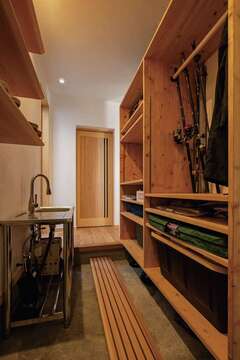 流し台が置かれ、釣具の収納も可能なシューズクローク
