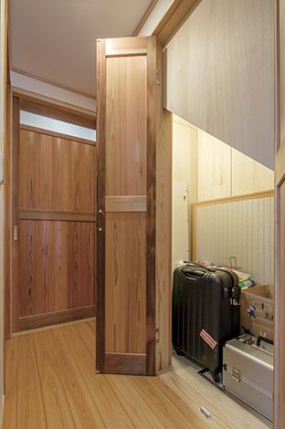 玄関には土間収納、その向こうに階段下収納があり、荷物の整理もラクラク