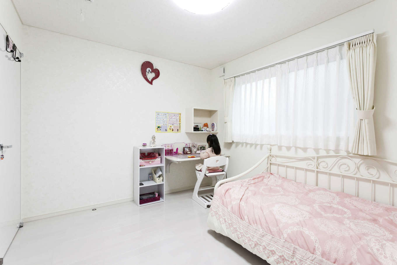 吉川住建【収納力、二世帯住宅、省エネ】お姫様ルームのように可愛いインテリアの2階洋室。机と壁のニッチは造作