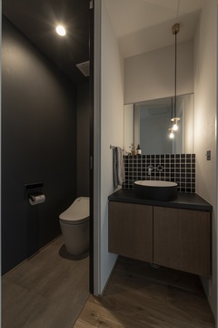 ブラック系で統一した手洗いスペース。タイル部分は棚代わりとして使える。
