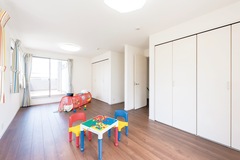 「可変式の子ども室」12畳の子ども室には 2つのドア、2つのクローゼットがあり、将来的に仕切ることができる