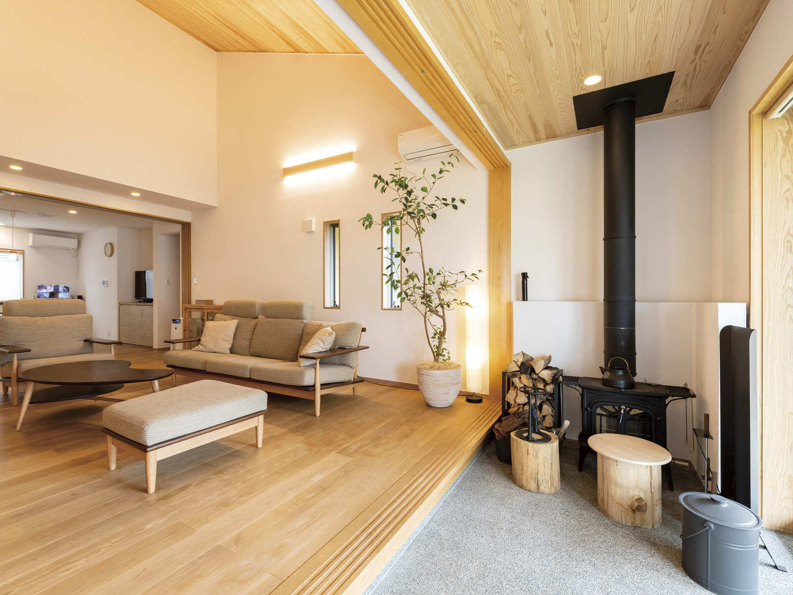 広和木材｜モダンなデザインのリビングには薪ストーブも完備。自然とも調和した心温まる空間が広がる。