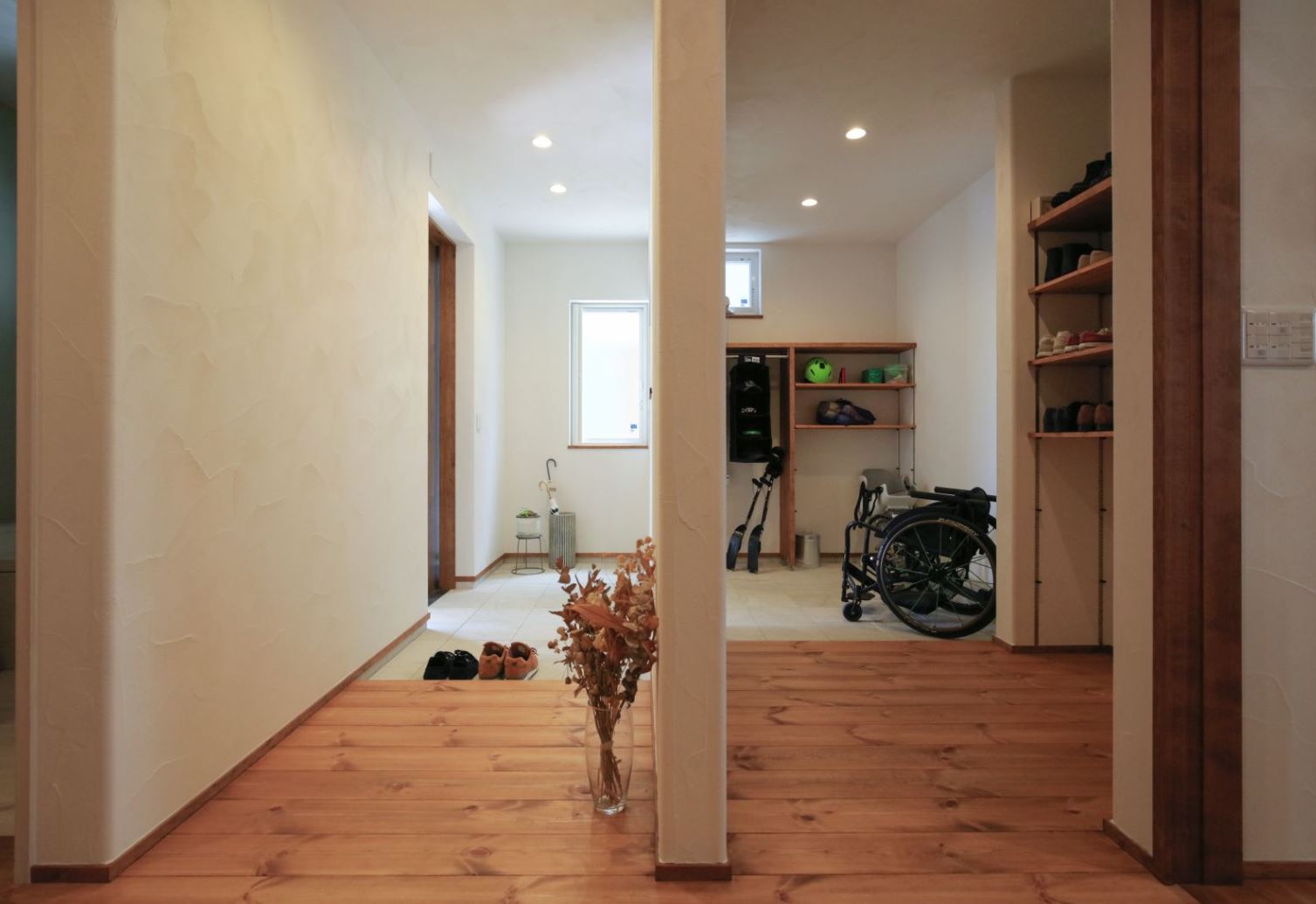 アイジースタイルハウス【自然素材、間取り、平屋】広々とした玄関ホール。水泳のパラリンピックを目指していたというご主人は、チェアスキーなど多彩な趣味を持つ。さまざまなスポーツギアを置けるよう、収納スペースもたっぷり確保した