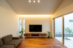 中庭のある木の暖かさ感じる平屋