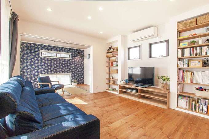 造作の収納棚はフレームの色まで提案があった。和室の壁紙も選んで正解