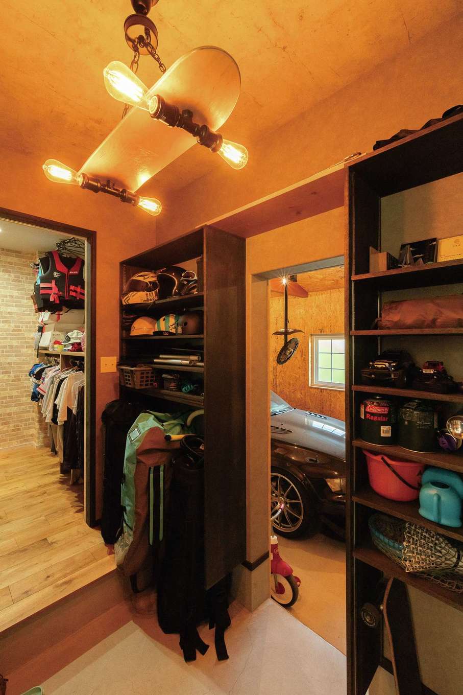 富士ホームズデザイン【輸入住宅、趣味、ガレージ】音楽や写真など多彩な趣味をもつご主人の書斎スペース