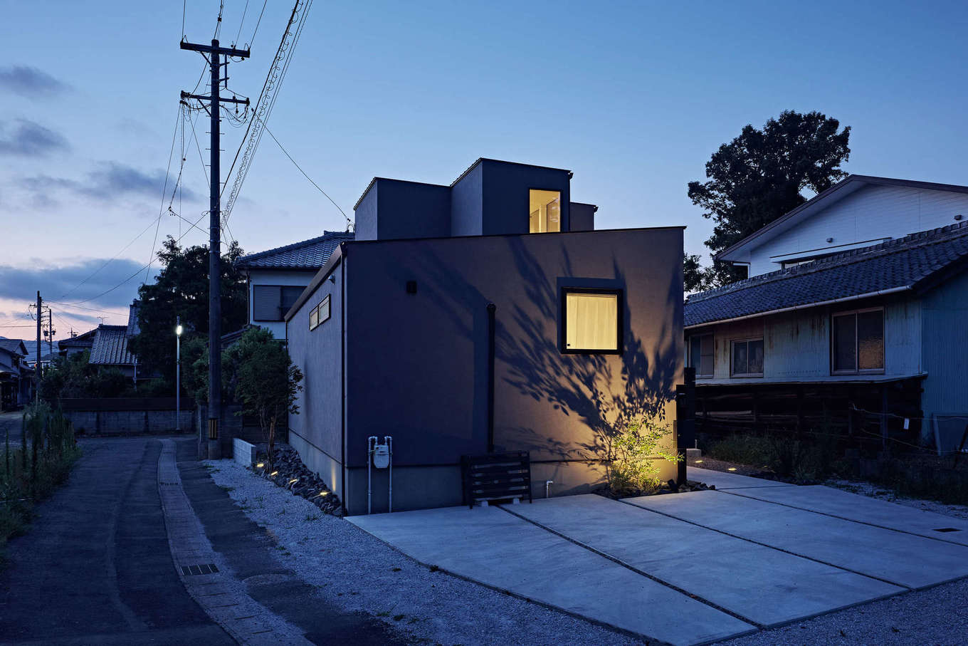 平屋建築ブルーハウス【デザイン住宅、建築家、平屋】角地のため、両方向からの見え方にこだわった