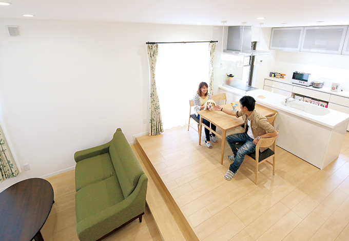 ひとつながりのLDKの 中で、リビング部分を掘り 下げたことで、縦空間の 開放感も生み出した