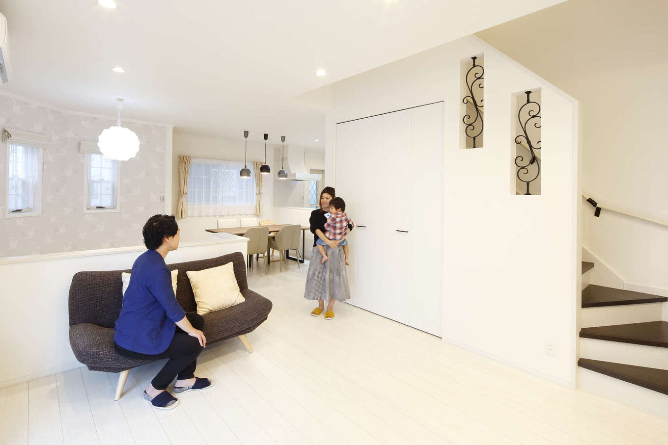 吉川住建【デザイン住宅、子育て、間取り】白で統一された室内は鋳物調の装飾がアクセントに