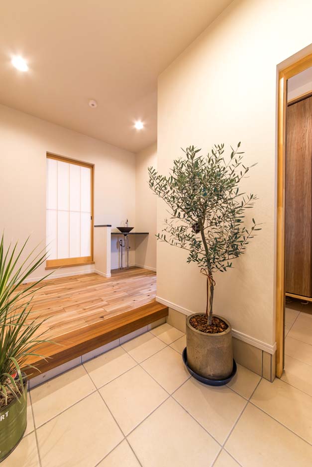 KOUBOU STYLE 建築工房相良（FPの家）【デザイン住宅、収納力、平屋】シューズクロークのある玄関ホール。外から帰った子どもたちがすぐに手洗いができるよう、造作の洗面を設けた。正面の障子から直接和室へと出入りできる