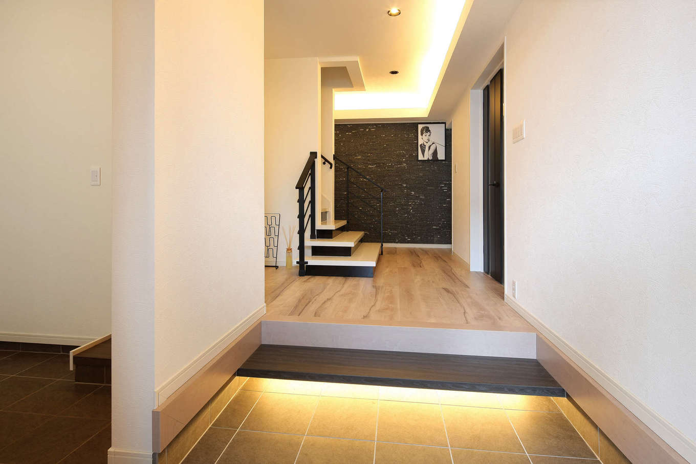 ハート住いる｜開放感のある玄関ホール。正面奥の壁に天然石を張って、ラグジュアリー感を醸し出している