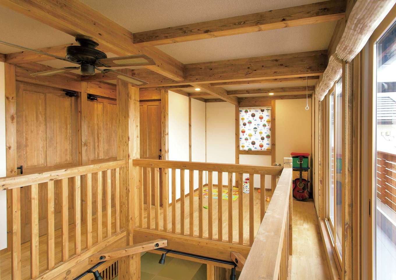 サイエンスホーム【デザイン住宅、自然素材、省エネ】家全体を魔法瓶のように高性能断熱材ですっぽりと覆う外張り断熱を標準採用。外気温に左右されず、 家中どこにいても温度差のない快適な空間を実現。冬に起こりやすいヒートショックのリスクから家族を守ると同時に光熱費も抑えられる