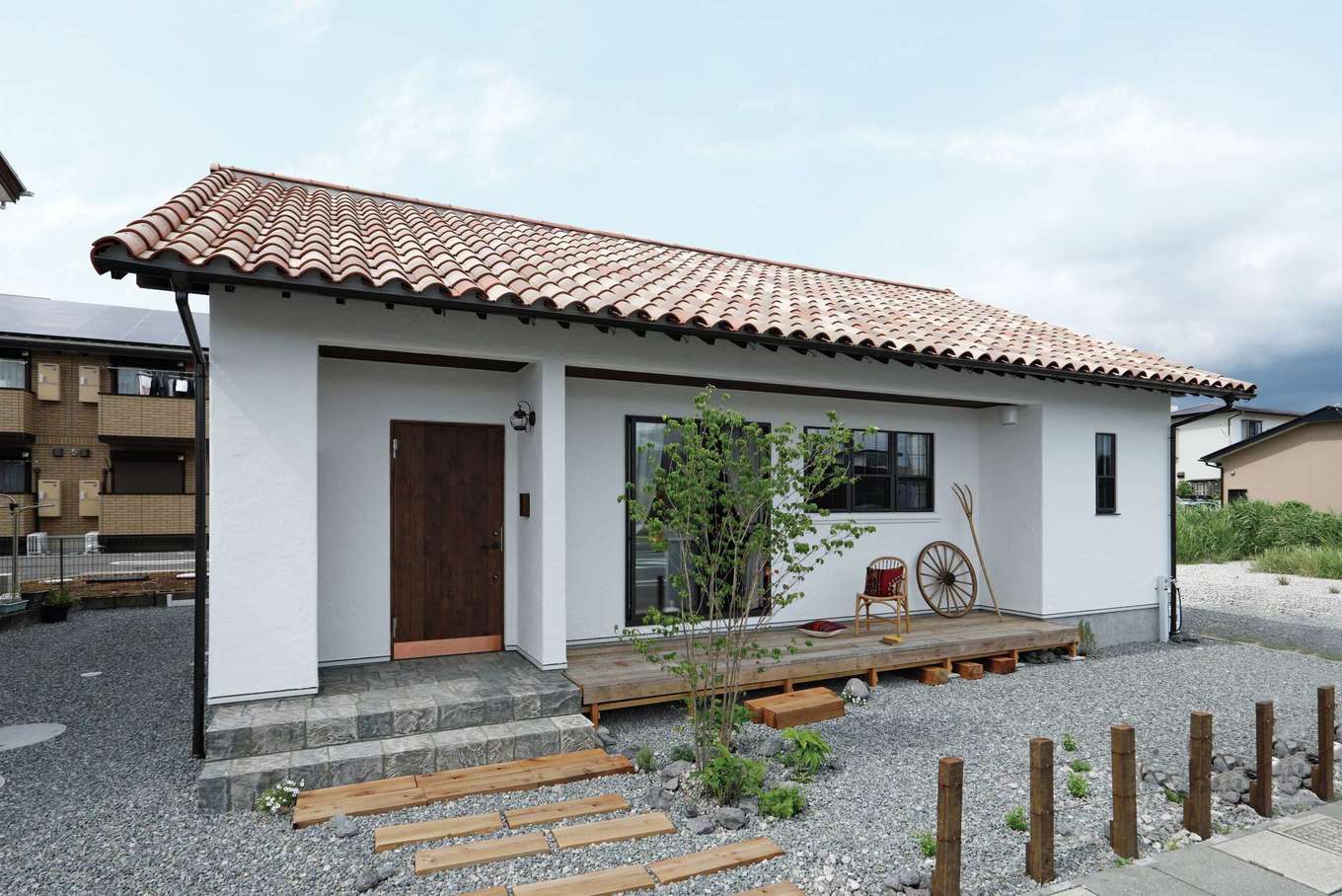 藤田建設（ラフェルム沼津）【沼津市西沢田407-3・モデルハウス】古材を用いたウッドデッキや塗り壁が印象的な外観