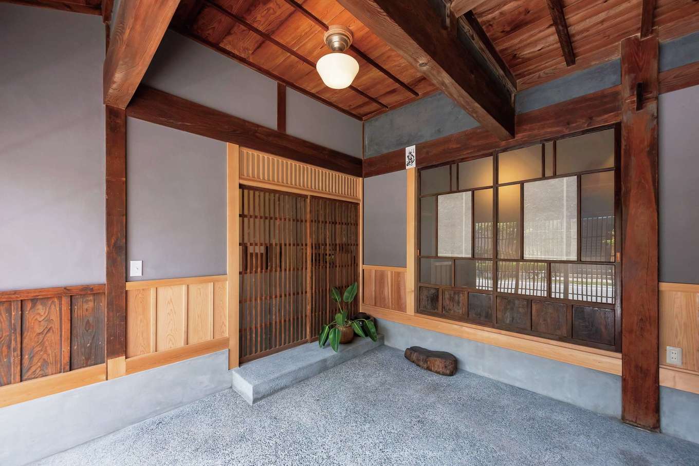 片川工務店｜ガレージを兼ねた土間玄関。ガラスの引き戸を開ければキッチンへ。買い物帰りに便利な動線