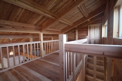 木をふんだんに使用したロフト。階下の空間と繋がりつつプライベートなスペースを確保し、家の中でも特別な時間を演出する