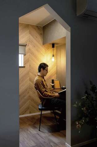 静鉄ホームズ｜三角の入口にヘリンボーンの壁。寝室の中に佇む隠れ家のような書斎