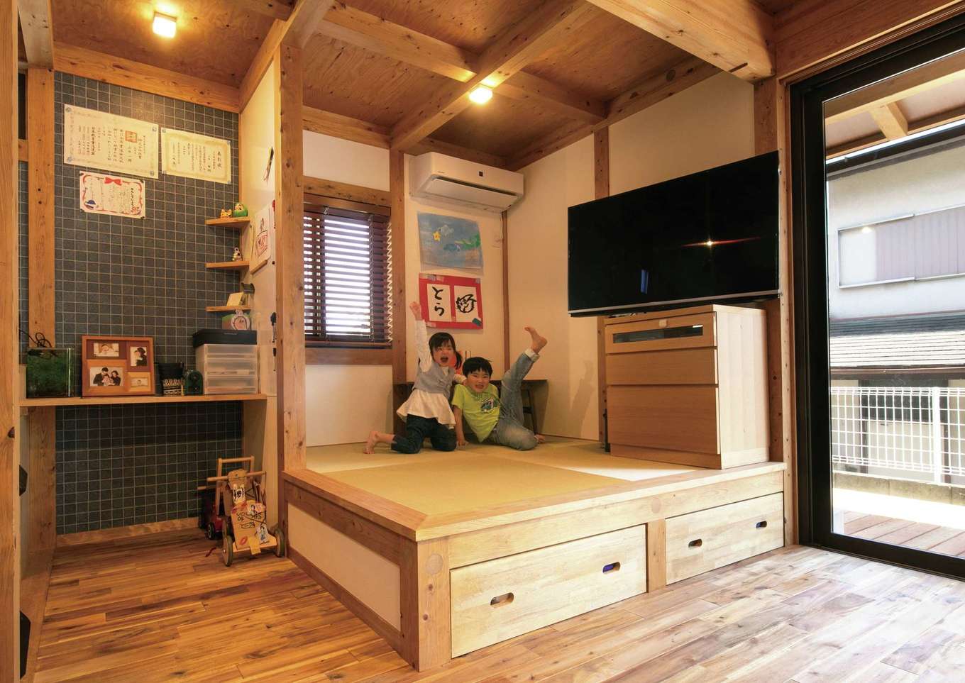 サイエンスホーム【趣味、自然素材、間取り】キッチンから目が届く場所にある小上がりの畳コーナー。畳の下は収納。隣に奥さまの家事コーナーを造作