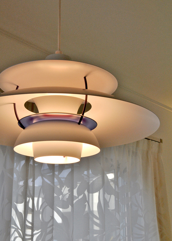 有名北欧デザイナーの手がけた、デザイン・機能ともに優れた照明器具がダイニングを照らす