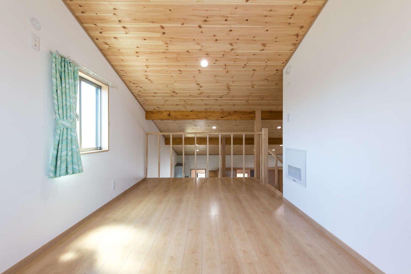 建築システム（狭小住宅専門店）【1000万円台、自然素材、平屋】2階はロフト仕様に。天井が高くなり吹き抜け効果も抜群。場合によっては一部屋を用意できるスペースも設け、可変性を持たせてある