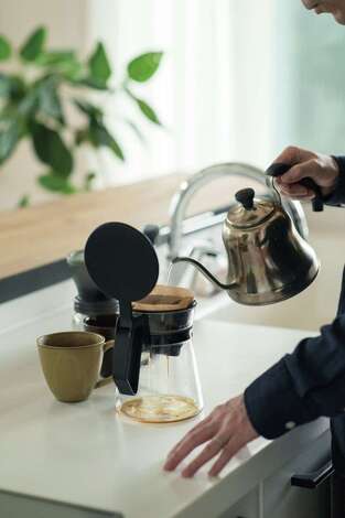 KUREKEN HAUS（榑林建設）｜到着するやいなや、「まずは一杯」とご主人がミルをぐるぐる。豆は静波海岸の自家焙煎珈琲屋さんで購入。すっきりした味わいのものが好みだそう