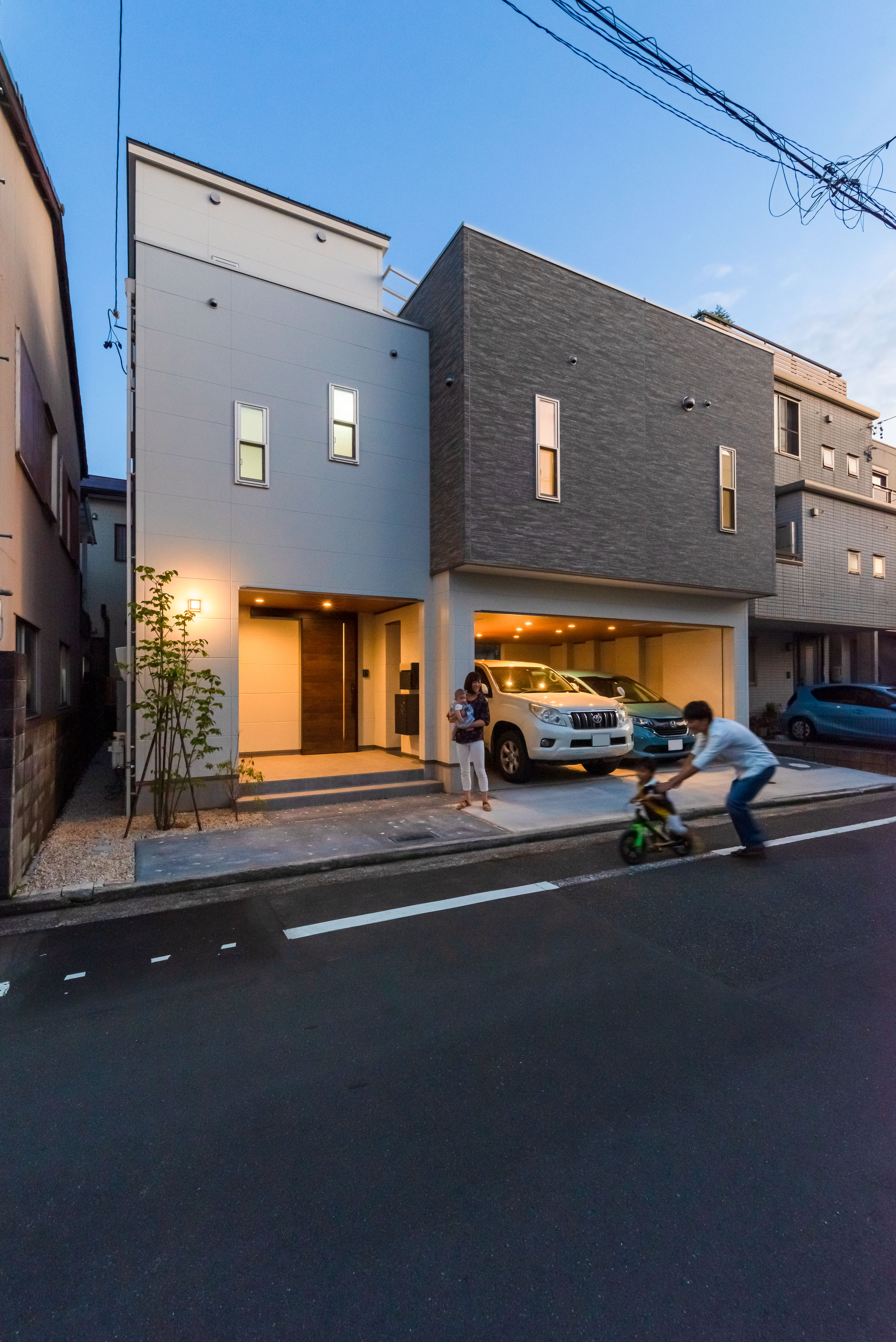 アイワホームサービス【デザイン住宅、屋上バルコニー、ガレージ】